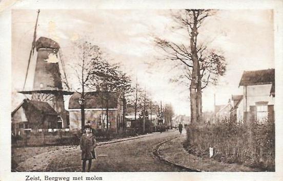 Transvaalwijk0007, Bergweg met Molen. 1925.jpg - De Bergweg in 1925 is op de zelfde plek genomen als de vorige foto. De straat is inmiddels wel bestraat en het meisje kon toendertijd nog midden op de weg staan om te poseren voor de camera wat nu haast niet denkbaar is. Links de Molen “de Vriendschap” 1867-1925 en afgebroken eind jaren 90. Rechts aan de Bergweg 26 is de woning van doodgraver T. van de Kamp die hier al 1906 woonde tot de jaren 30, toen woonde hier de heer G. Brouwer en had als beroep Gemeente -arbeider van de Zeist. 